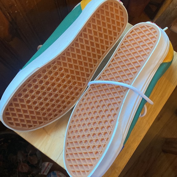 VANS - Picture 2 of 5